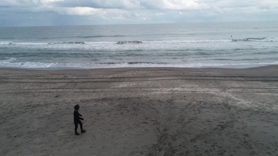 砂浜を歩く男